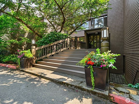 3rd image of 3110 W Lake Sammamish Parkway SE #23