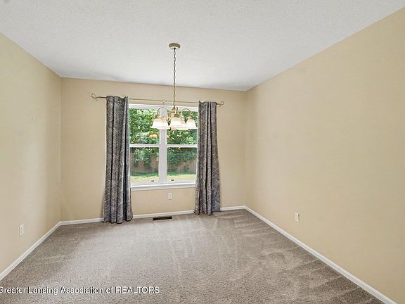5th image of 444 Fox Run Ct