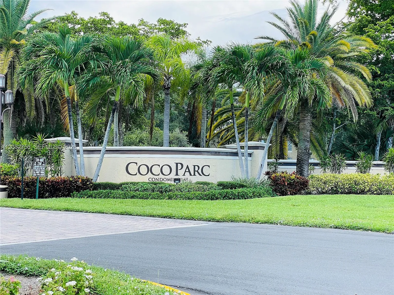 Coco Parc Condo — Photo 2