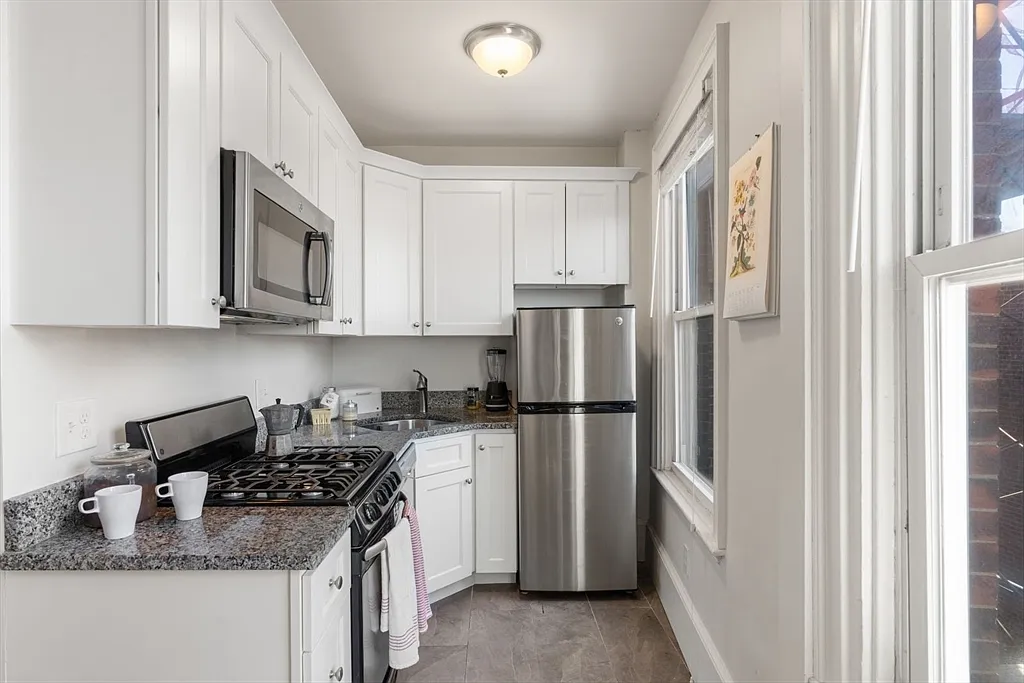 Building Photo - 62 W Cedar St #4