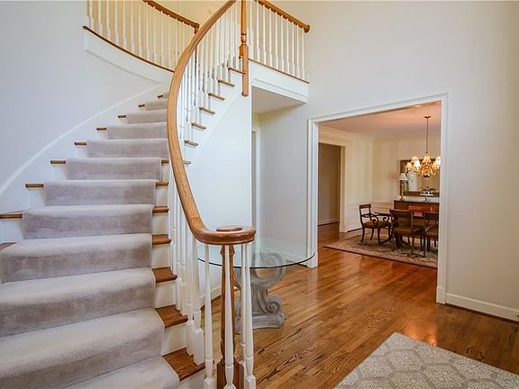 3rd image of 15 Stonebridge Ln