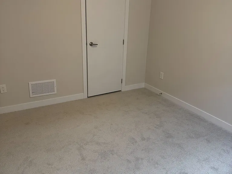 944 Seagrave Ln — Photo 12