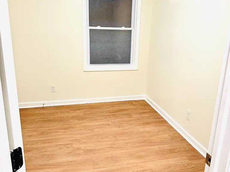 208 Hill St — Photo 7