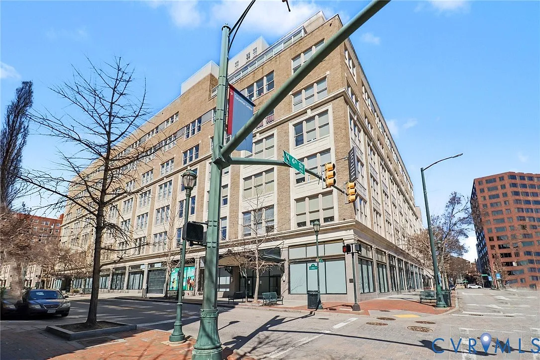 1 bed, 1.0 bath, 688 sqft, $2,100 — Photo 2