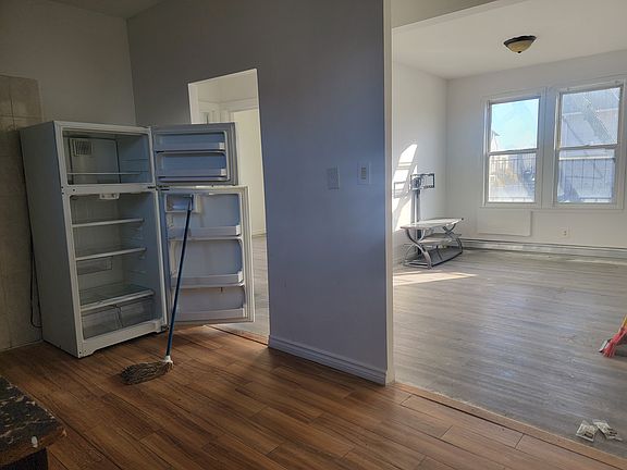 3rd image of 140 Beach 60th St APT 1R