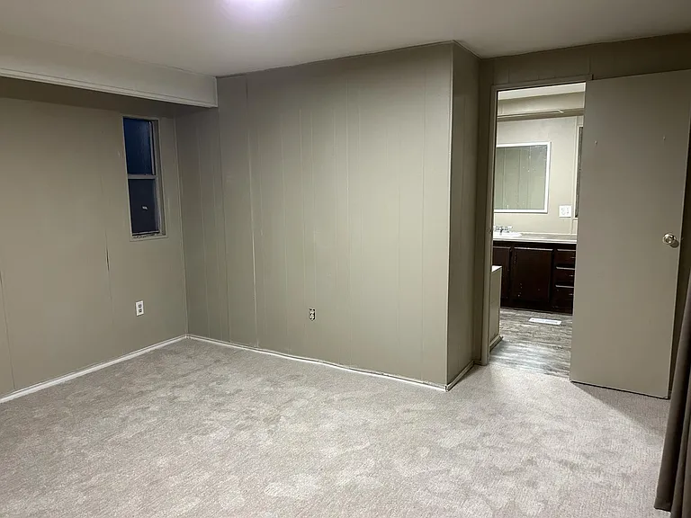 master w/bathroom entrance