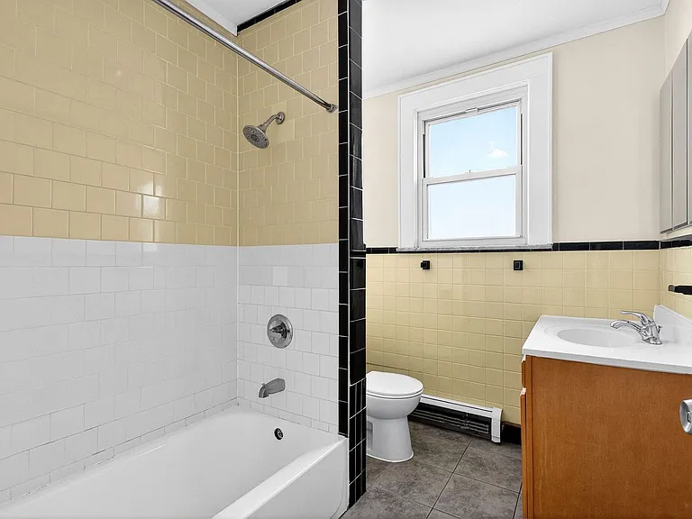 49 Welland Ave — Photo 23