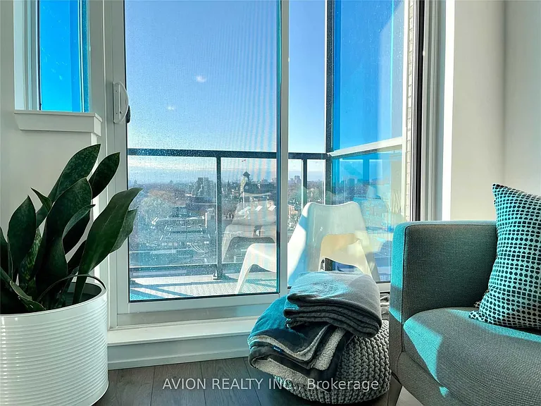 297 College St #1015 — Photo 4