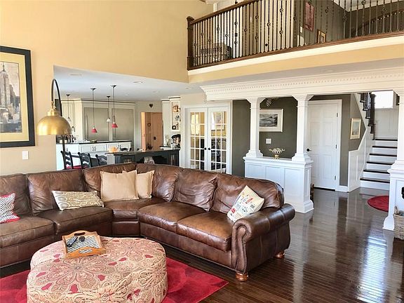 4th image of 20 Mountain Brook Dr