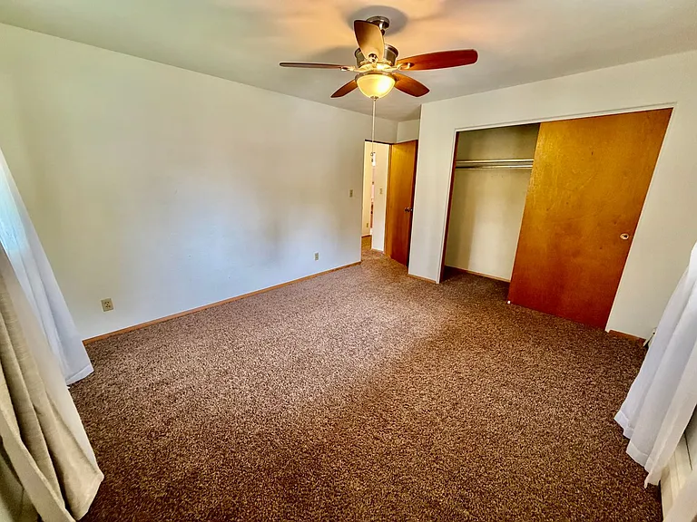 Spacious 2 Bedroom 1 Bathroom! — Photo 8