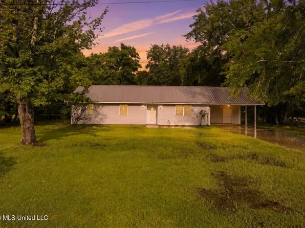 867 1/2 Washington St, Bay Saint Louis, MS 39520