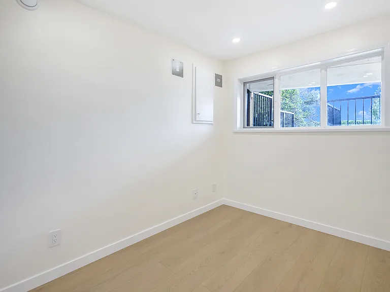 919 Younette Dr — Photo 12