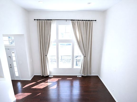 5th image of 462 Grosvenor Ln