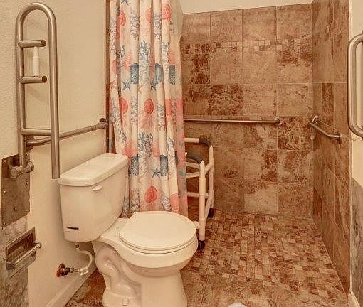 Wheelchair accessible bathroom>