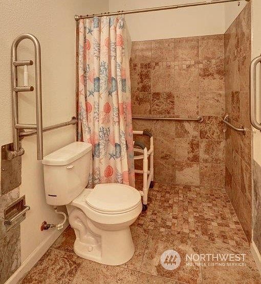 Wheelchair accessible bathroom>