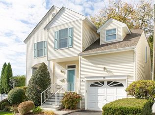 10 Lakeside Dr, Valhalla, NY 10595