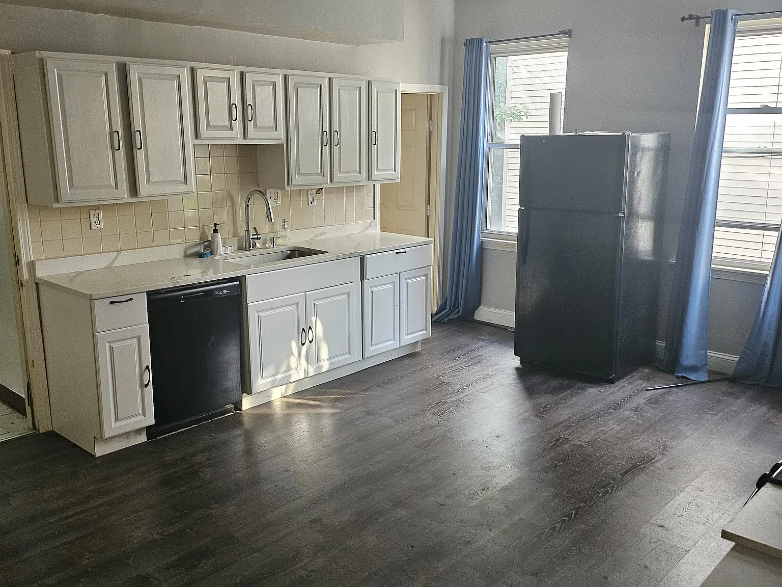 3 bed, 905 sqft, $3,000 — Photo 4