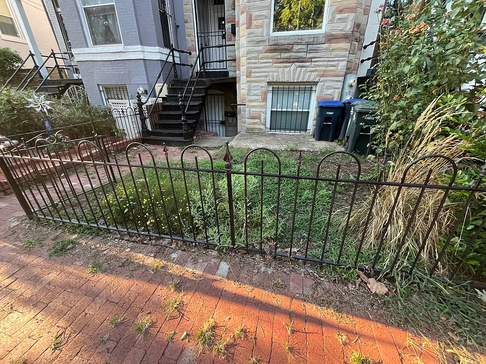 New Fence - ready for those with a green thumb to plant & grow vegetables or flowers in the yard.