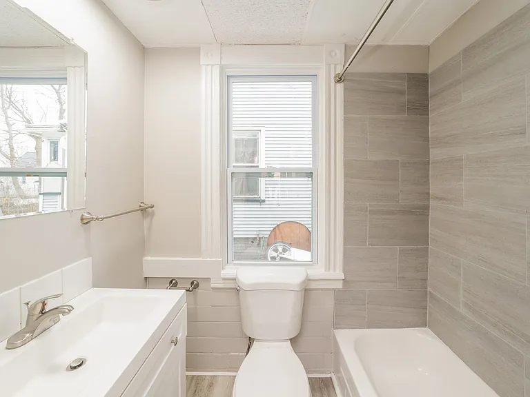 1431949_029_bathroom_13597638.jpg