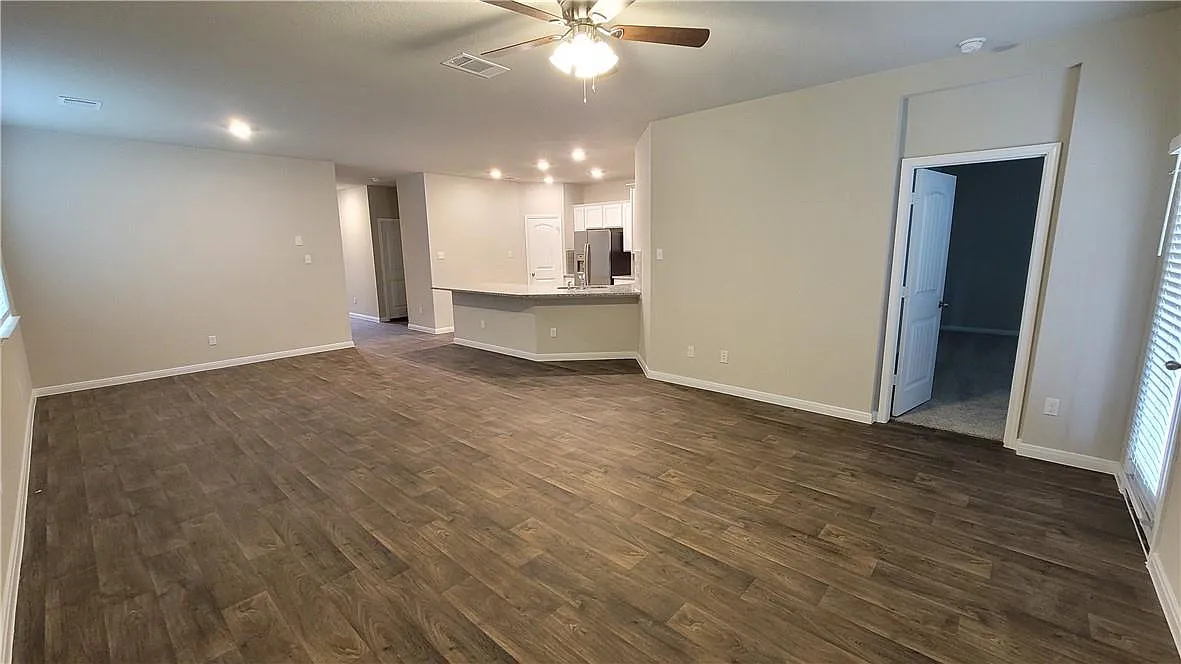 4 bed, 2.0 bath, 1863 sqft, $2,200 — Photo 3