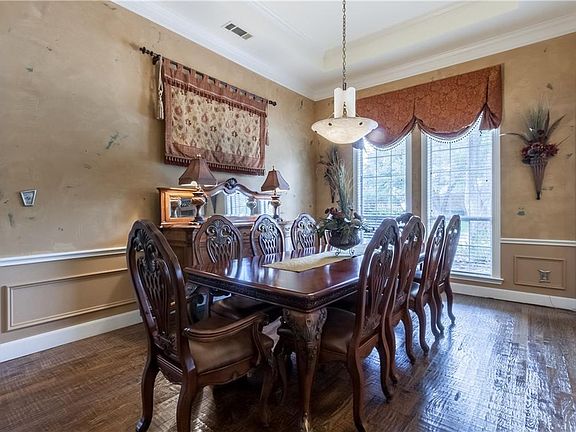 3rd image of 207 Salem Ct