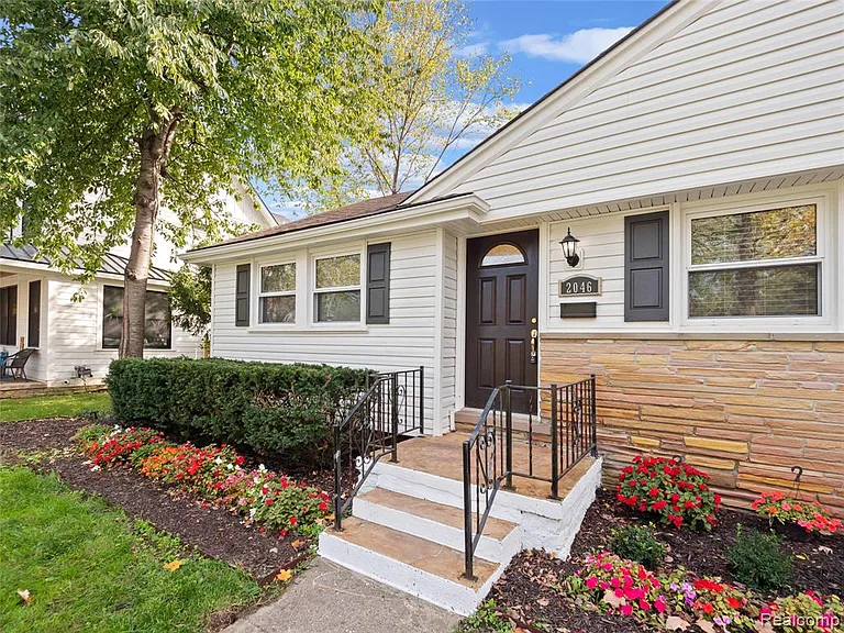 2046 Yorkshire Rd — Photo 31