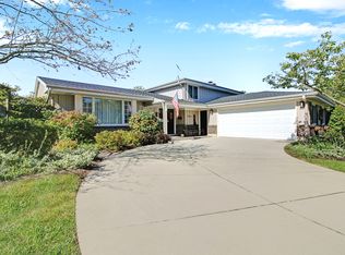 936 N Crestview Dr, Palatine, IL 60067