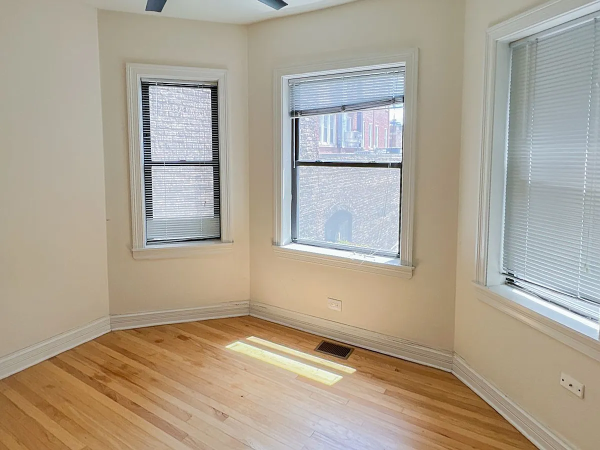 Building Photo - 638 W Roscoe St #1