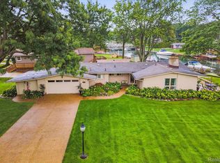 28208 Barbara Ln, Grosse Ile, MI 48138