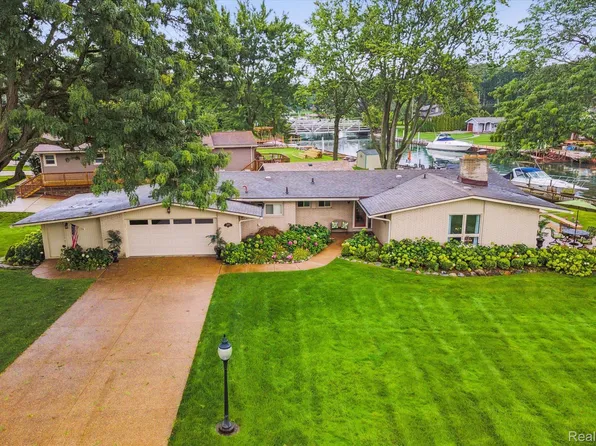 28208 Barbara Ln, Grosse Ile, MI 48138