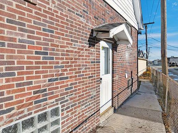3rd image of 1661 Grant Ave