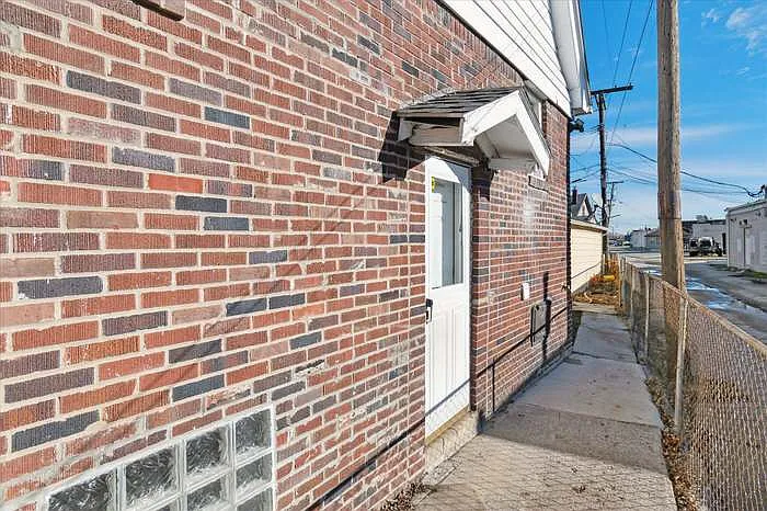 1661 Grant Ave — Photo 3