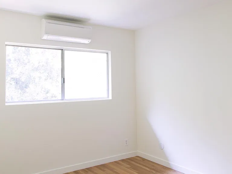 2275 Silver Ridge Ave — Photo 8