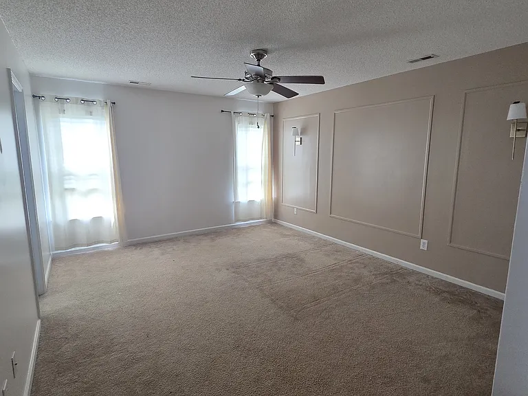 423 Spring Dr — Photo 15