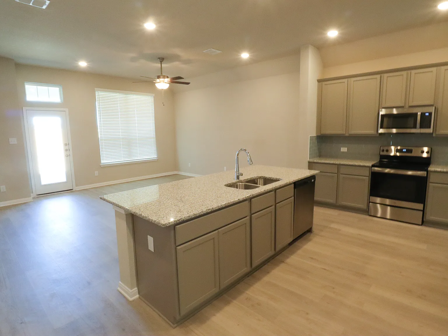 3 bed, 1613 sqft, $2,300 — Photo 3