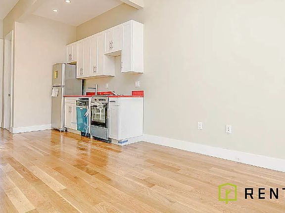 2nd image of 250 Melrose St APT 2R