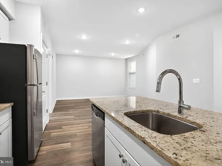4217 Chestnut St #304 — Photo 8