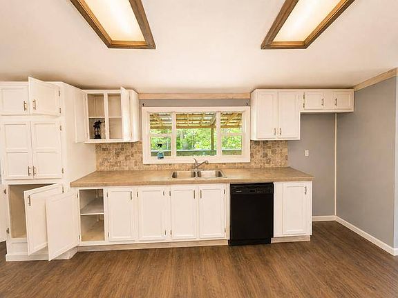 3rd image of 61 Hunt Pl