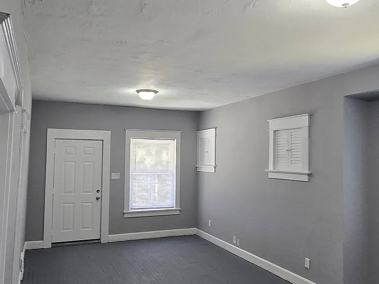 1541 Chelsea Ave — Photo 2