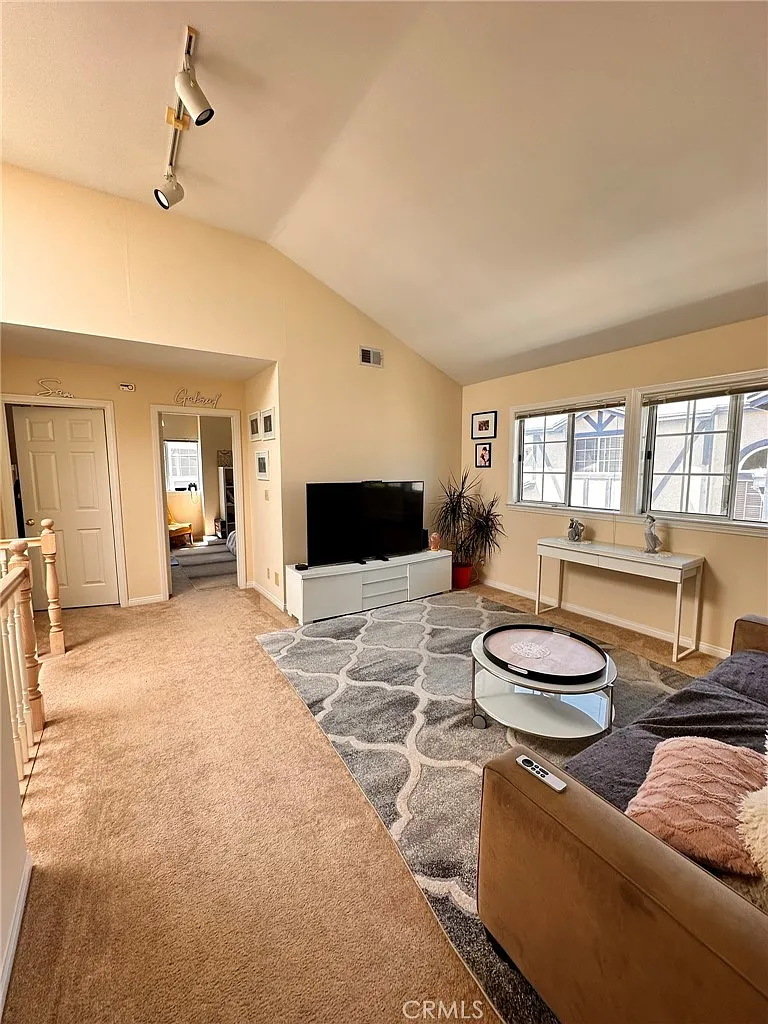 4 bed, 2029 sqft, $5,900 — Photo 3