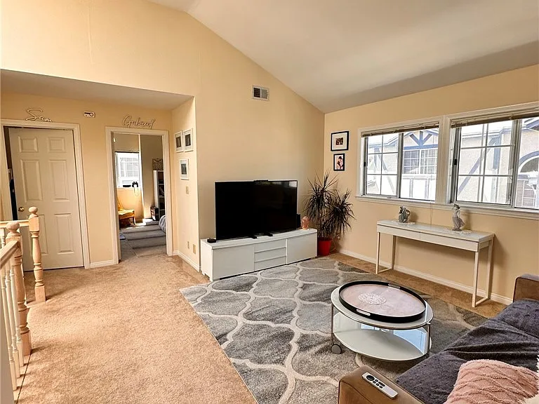 2219 Gates Ave — Photo 3