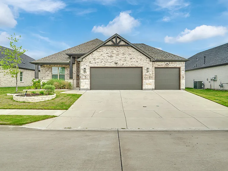 117 Community Dr — Photo 1