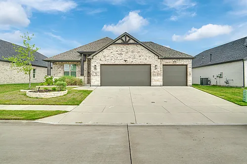 117 Community Dr Photo 1