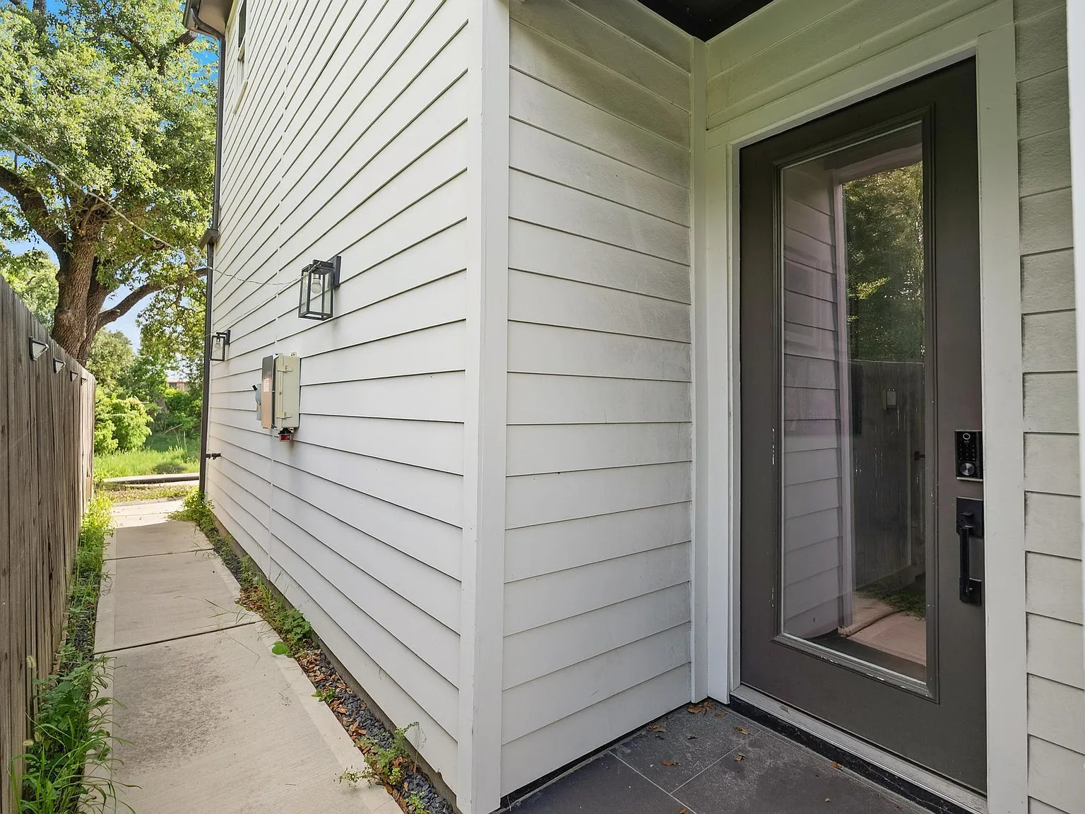 3 bed, 3.5 bath, 1755 sqft, $2,500 — Photo 2