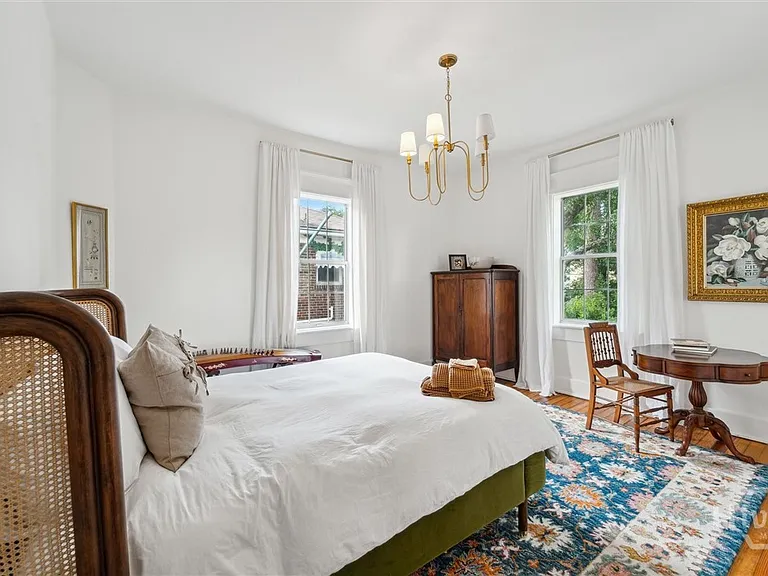 211 W 40th St #B — Photo 24