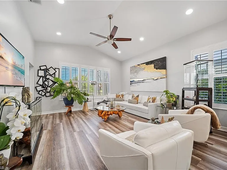 1638 Triangle Palm Ter — Photo 2