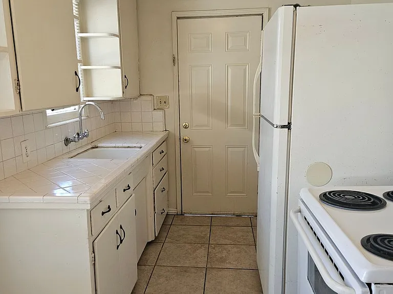 134-140 N Santa Ana Ave — Photo 4
