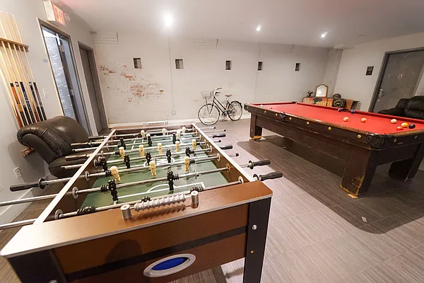 Rented by Manhattan Management LLC | media 91