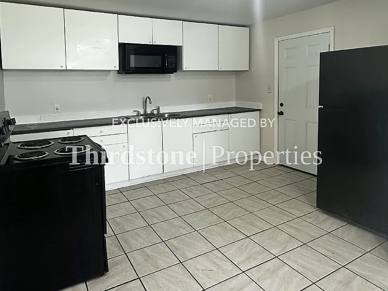 1173 W 27th St — Photo 4