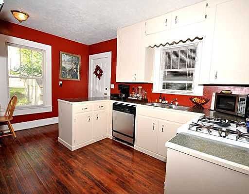 4th image of 906 W Burton St